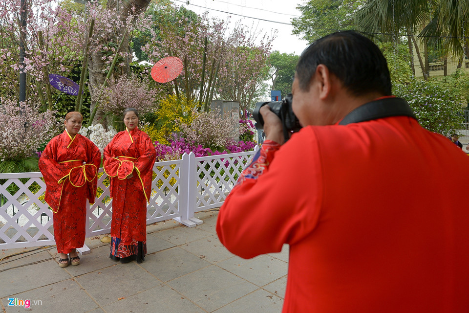 Lễ hội hoa anh đào bên hồ Gươm đông nghẹt du khách